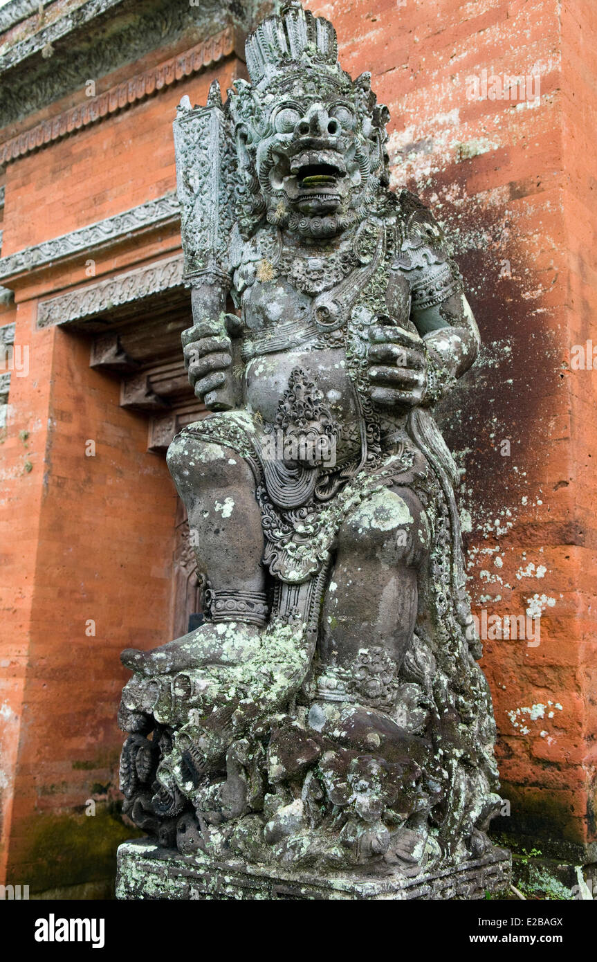 L'INDONÉSIE, Bali, Mengwi, royal Temple de Taman Ayun du seizième siècle, statue de pierre en face de la guérite entrée Banque D'Images