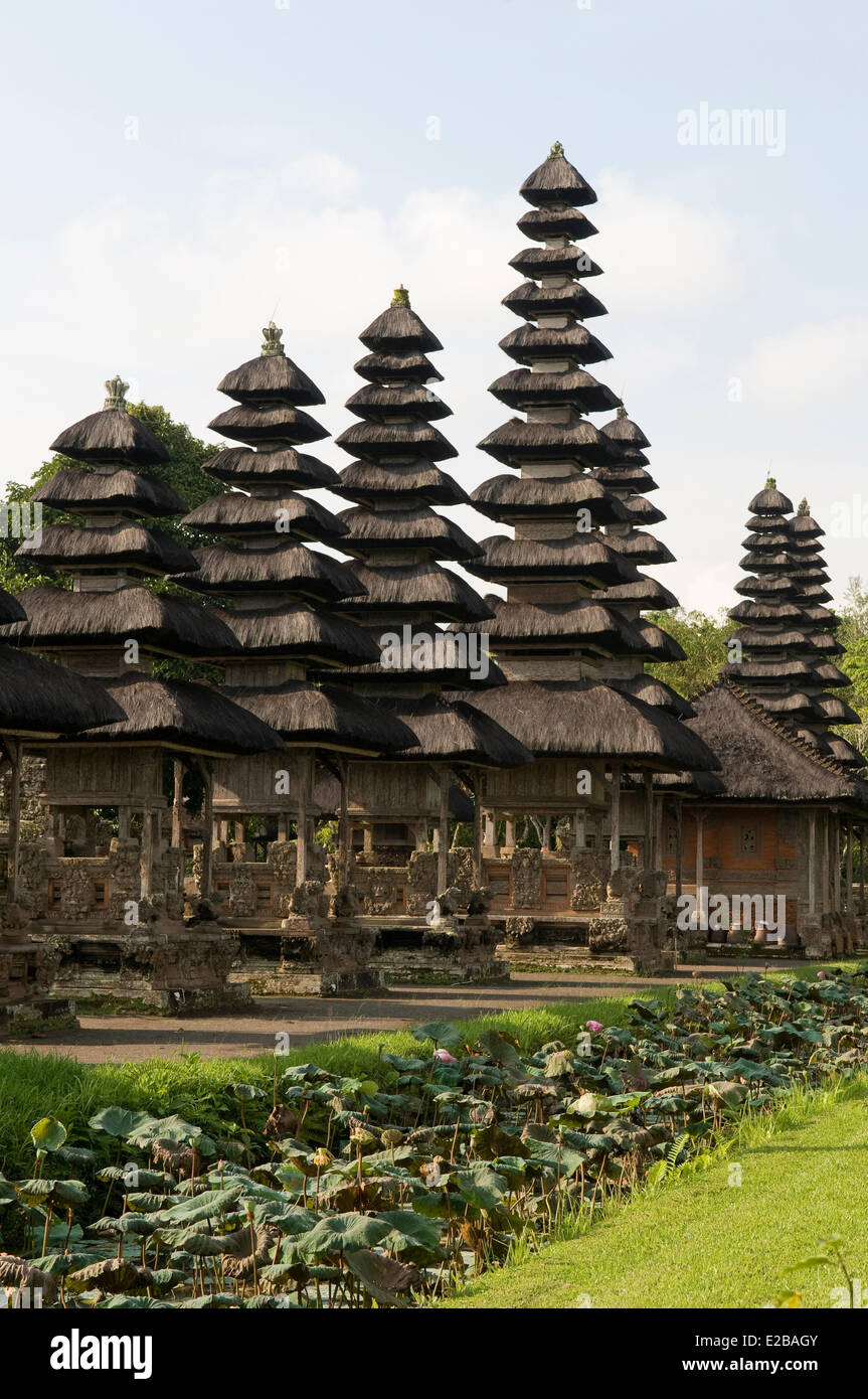L'INDONÉSIE, Bali, Mengwi, royal Temple de Taman Ayun du seizième siècle, l'alignement de merus aux toits de l'un à onze est dédié au volcan Gunung Agung Banque D'Images