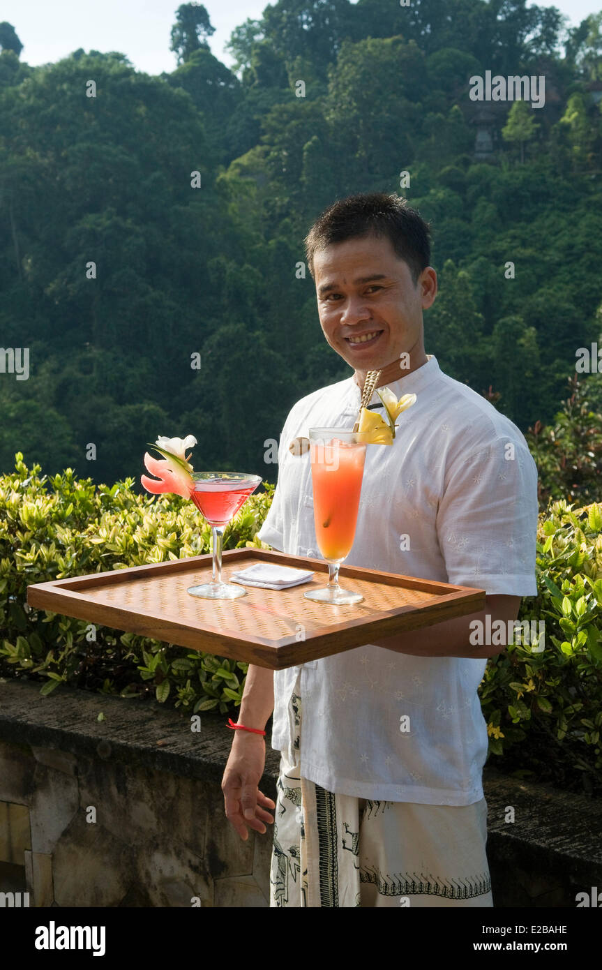 L'INDONÉSIE, Bali, Ubud, Buahan Payangan, Ubud Hanging Gardens hotel group Orient Express server avec deux cocktails Banque D'Images