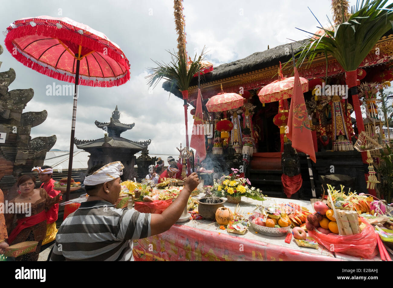 L'INDONÉSIE, Bali, près de Bedugul, temple d'Ulun Danu Batur, cérémonie religieuse annuelle, l'homme faire une offrande Banque D'Images