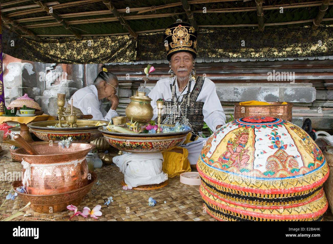 L'INDONÉSIE, Bali, près de Bedugul, temple d'Ulun Danu Batur, cérémonie religieuse annuelle, prêtre Banque D'Images
