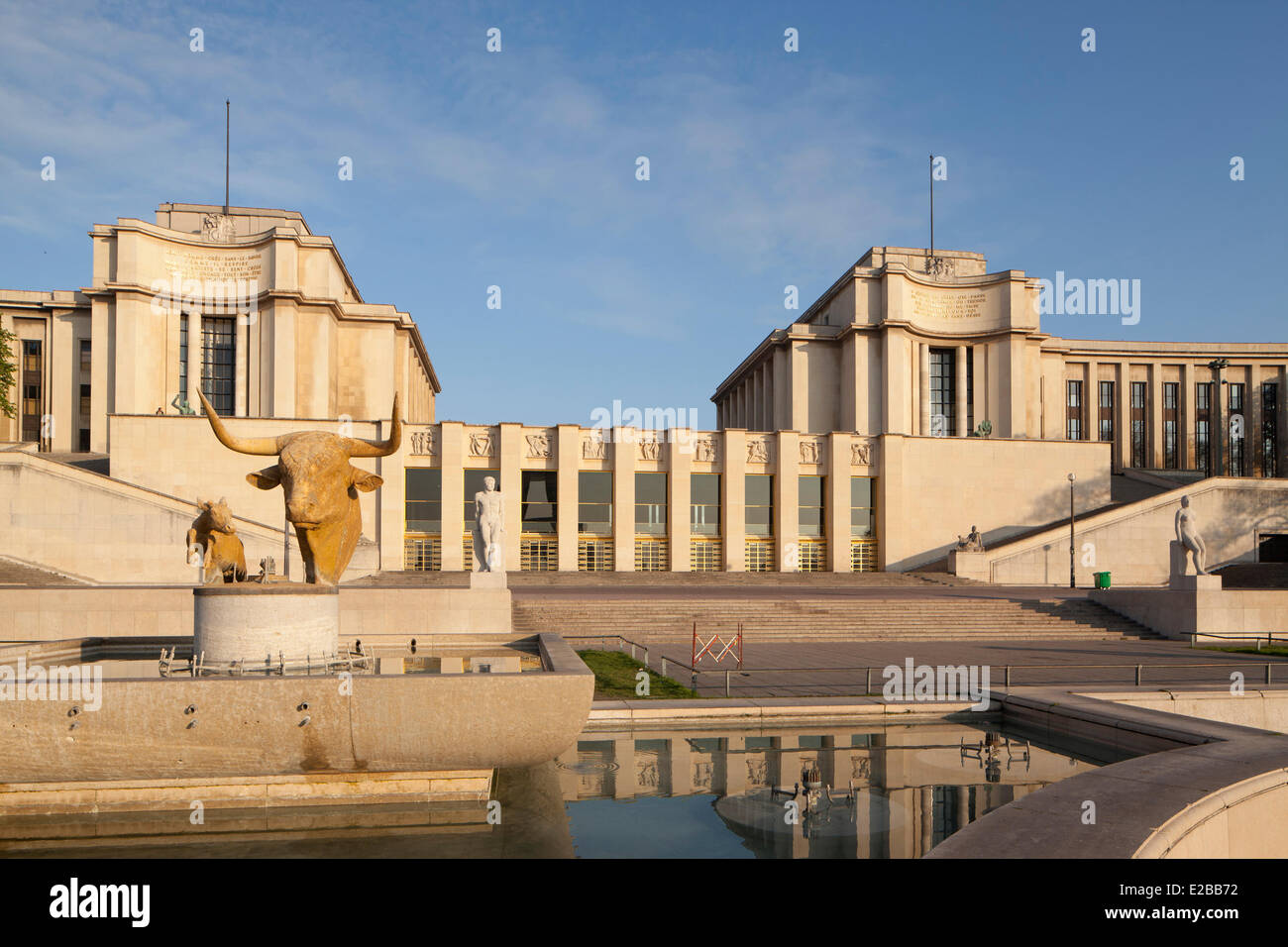 France, Paris, fontaines dans les jardins du Trocadéro et Palais de ...