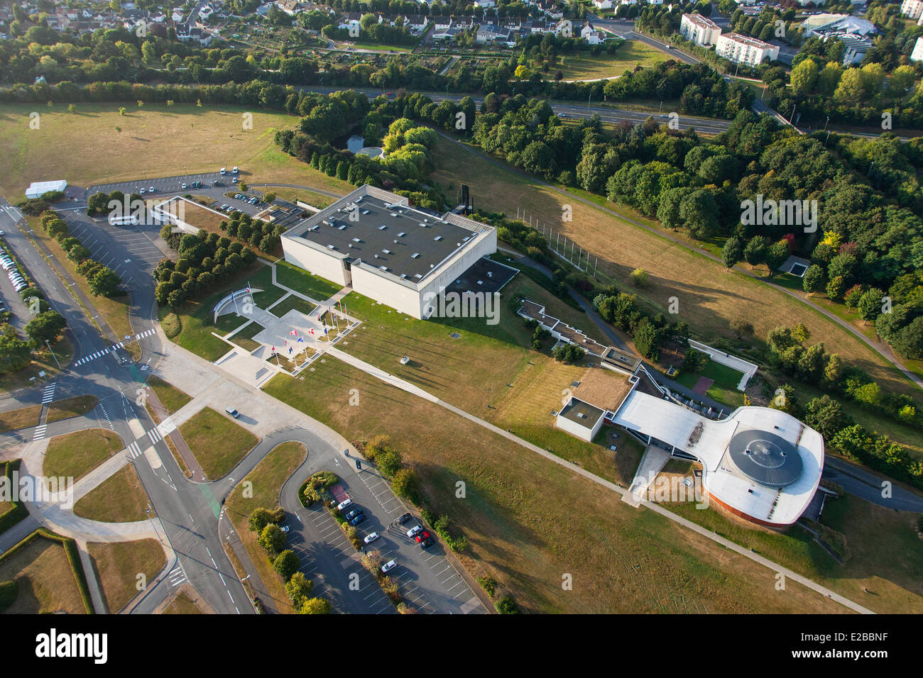 France, Caen, Calvados, Mémorial de Caen, musée consacré à l'histoire de 20e siècle avec la paix comme thème principal (vue aérienne) Banque D'Images