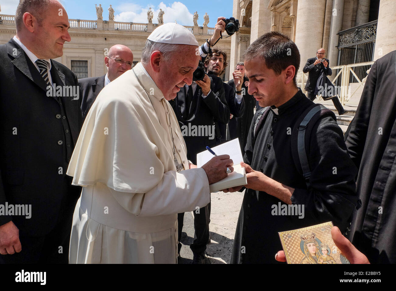 La cité du Vatican. 18 Juin 2014.Le Pape François a signé un livre d'un jeune prêtre au cours de l'Audience générale de Credit : Realy Easy Star/Alamy Live News Banque D'Images