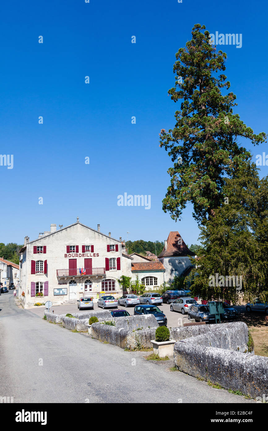 France, dordogne, Périgord Vert, Bourdeilles, le séquoia côtier et l'hôtel de ville Banque D'Images