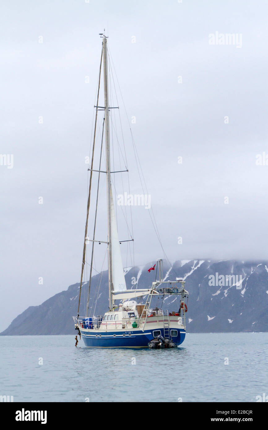 La Norvège, Svalbard, Spitzberg, Krossfjorden, voilier en face du glacier Lilliehook Banque D'Images