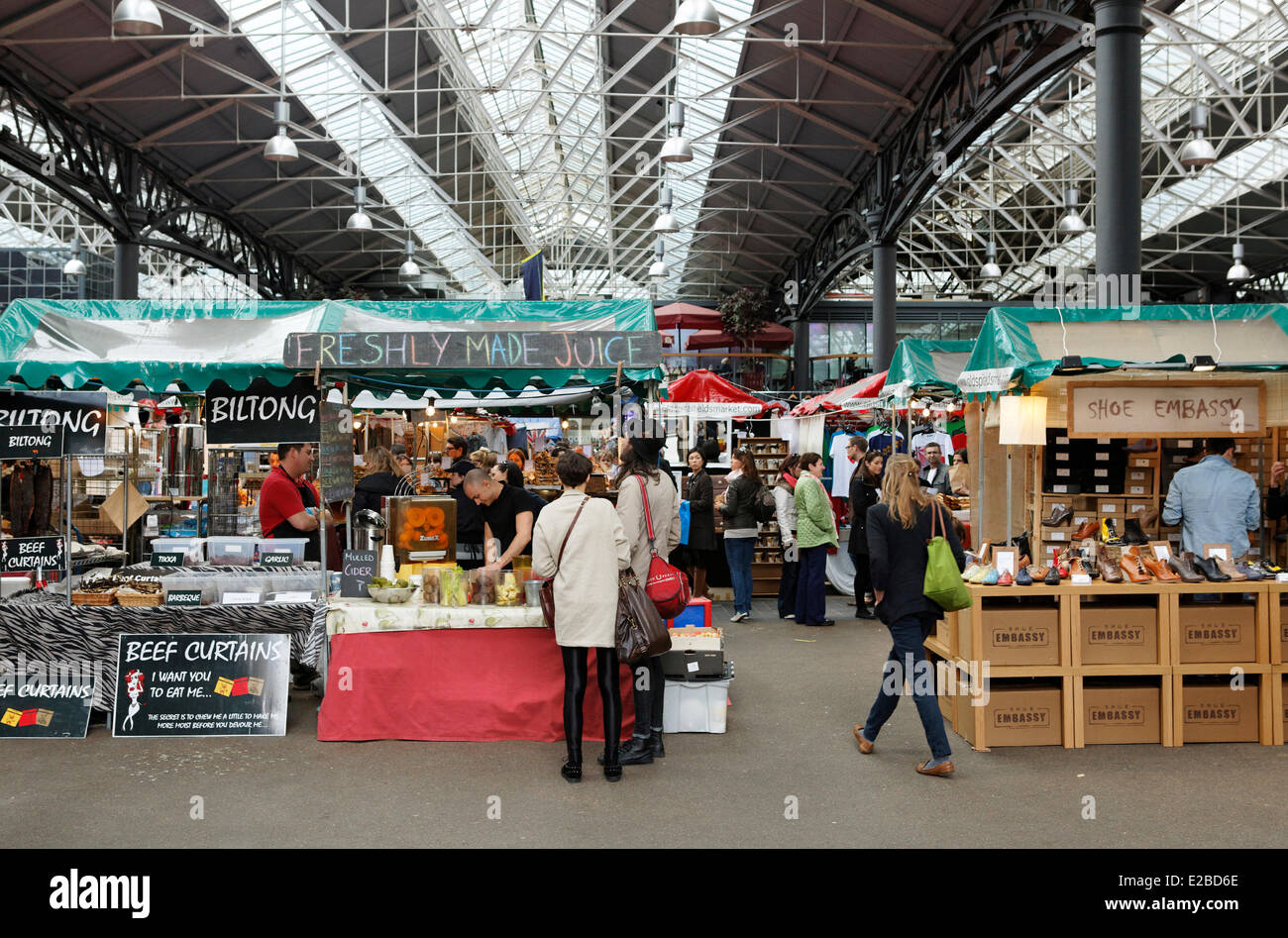 Royaume-uni, Londres, East End, Spitalfields, Vieux Marché de Spitalfields avec bâtiments, marché de la mode et de l'artisanat Banque D'Images