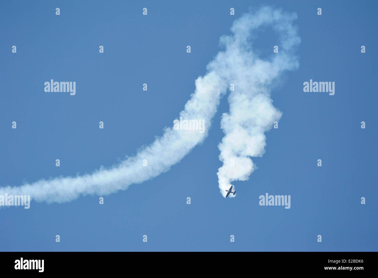 La France, Pas de Calais, Lens, de la réunion, traînée de fumée laissée par un avion Yakovlev Yak 52 après l'exécution d'une photo aérienne Banque D'Images