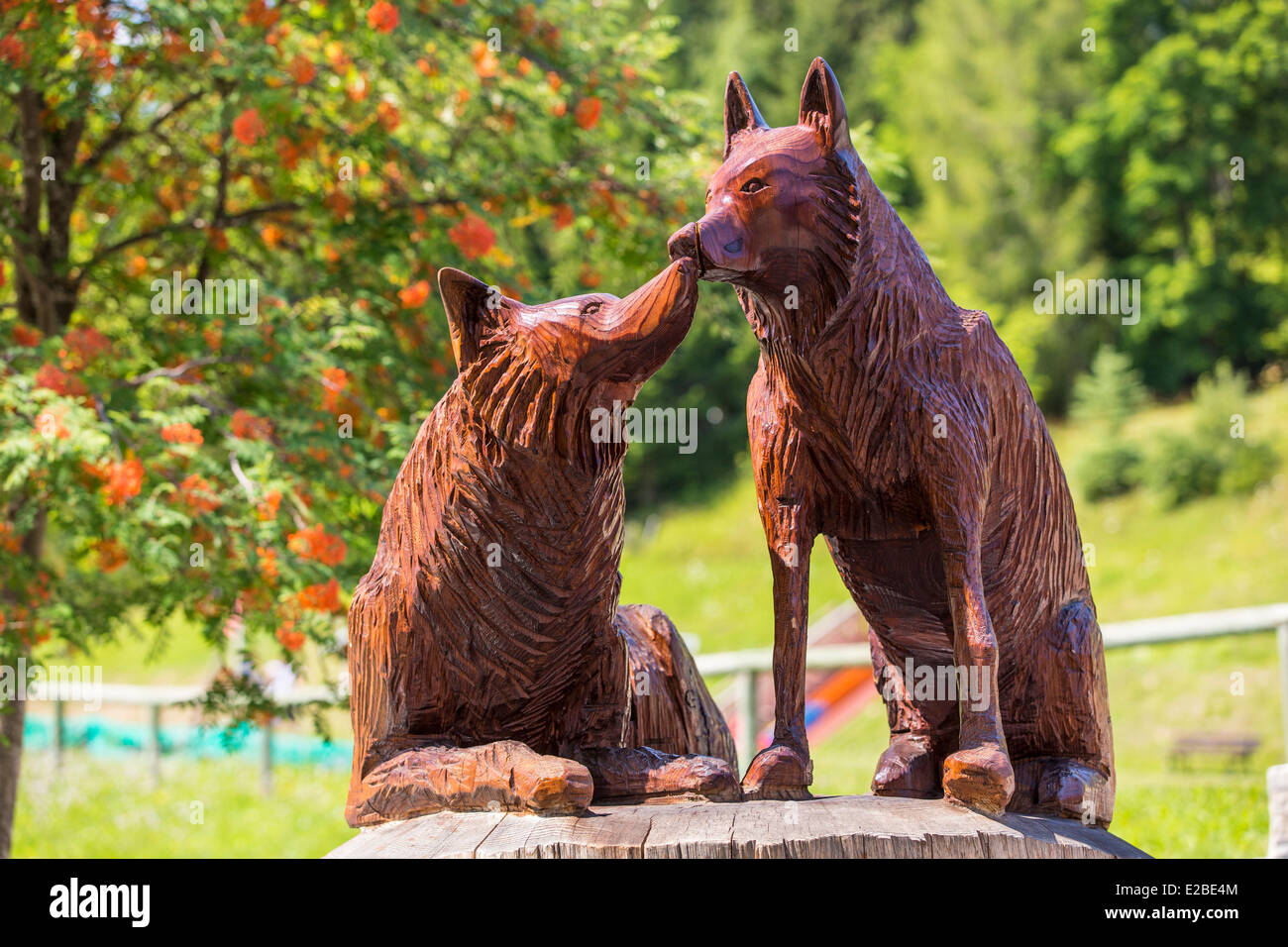 France, Savoie, Massif de la Vanoise, Tarentaise, Doucy Combelouviere, Benoit Laurent's sculpture représentant deux loups Banque D'Images