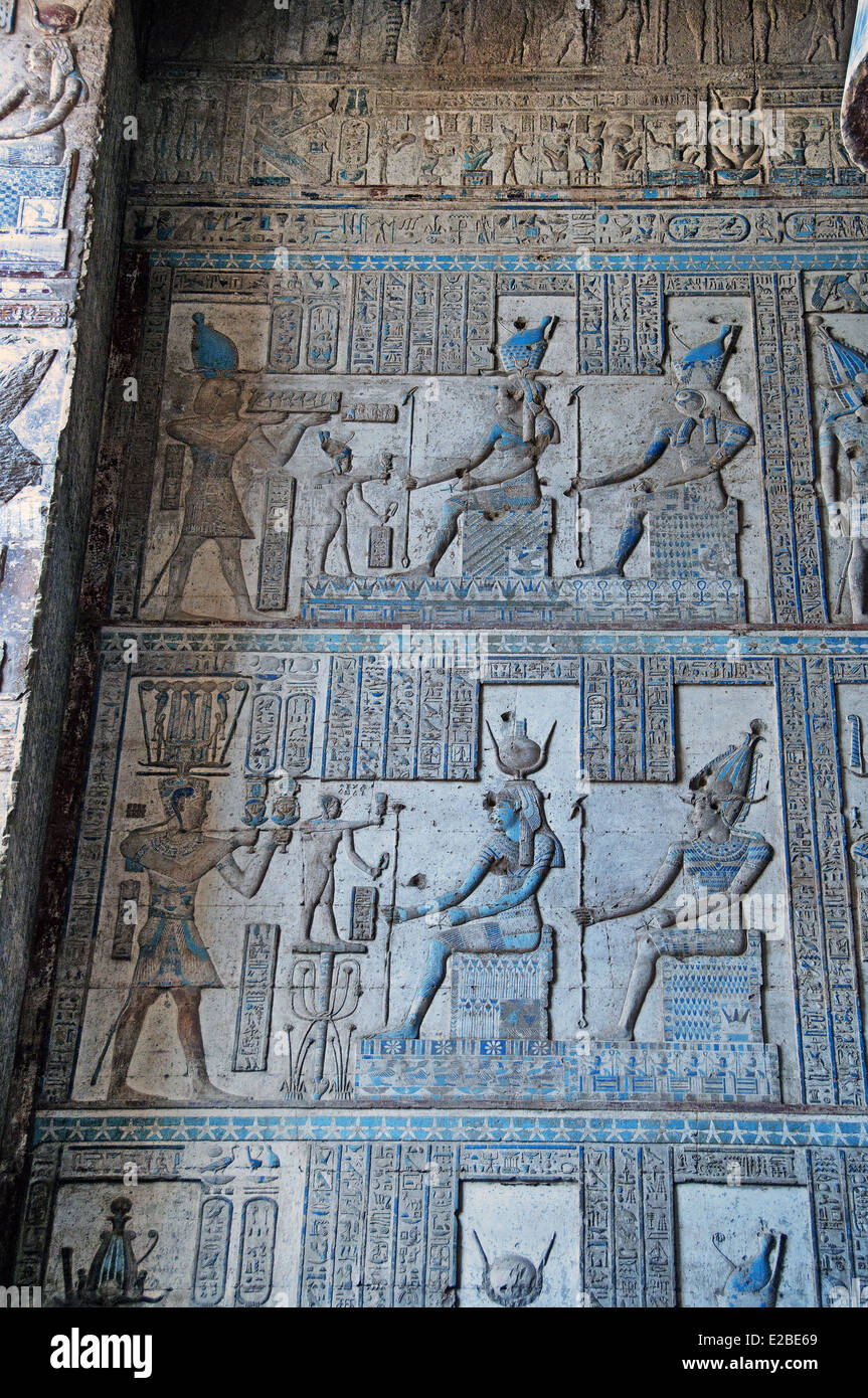 Détails de Dendera Temple d'Hathor montrant les murs nouvellement nettoyés Banque D'Images