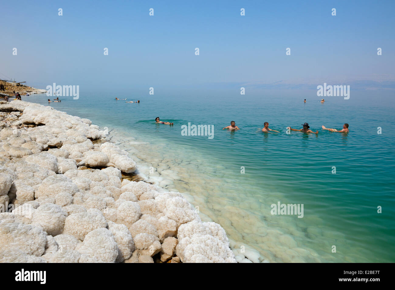 Israël, District Sud, Ein Gedi, nageurs à la plage sur la mer Morte, les concrétions salines Banque D'Images