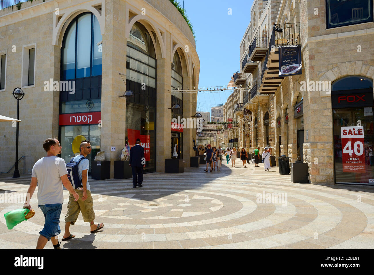 Israël, Jérusalem, centre commercial Mamilla et rue piétonne commerçante de luxe en ville moderne, conçu par l'architecte israélien Moshe Safdie Banque D'Images