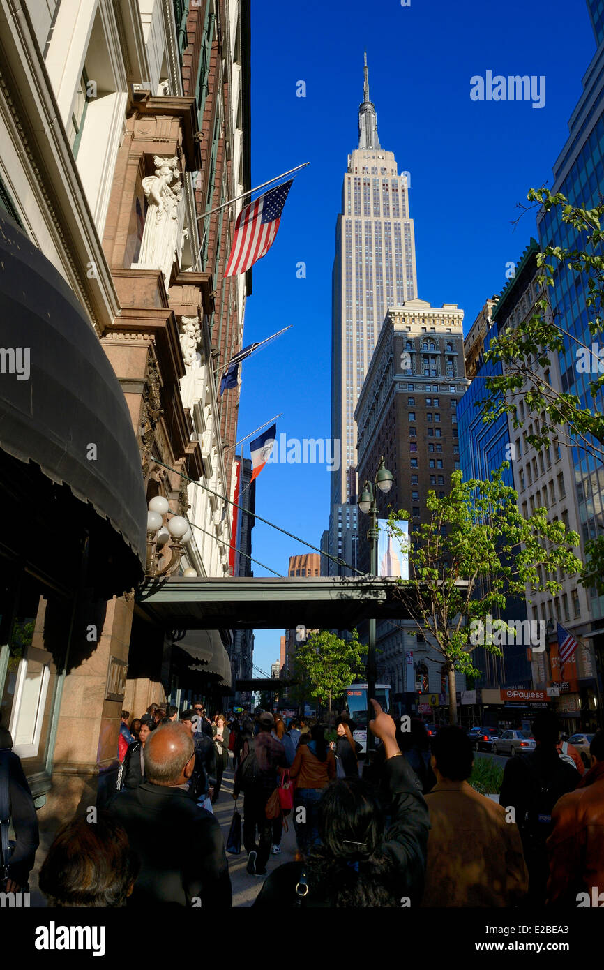 United States, New York, Manhattan, Midtown, l'Empire State Building sur la 34e rue et le grand magasin Macy's Banque D'Images