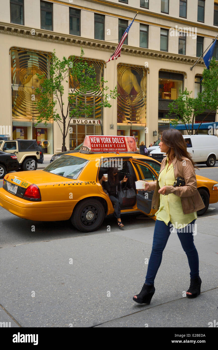 United States, New York, Manhattan, descendant d'un taxi avec un café devant la boutique Bulgarie Banque D'Images