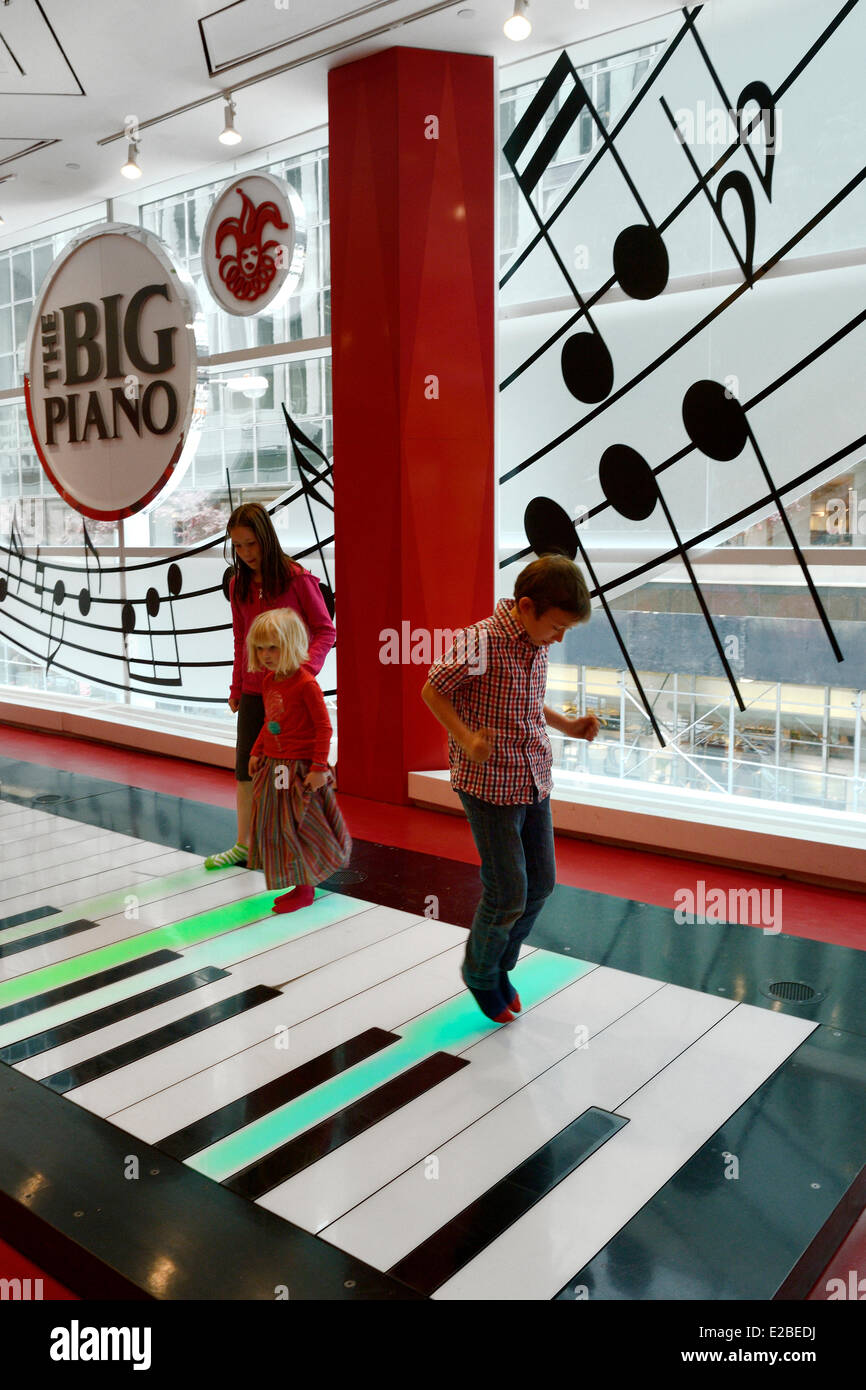 United States, New York, Manhattan, le plus grand magasin de jouets dans le  monde FAO Schwarz sur la 5e Avenue, le piano géant Photo Stock - Alamy