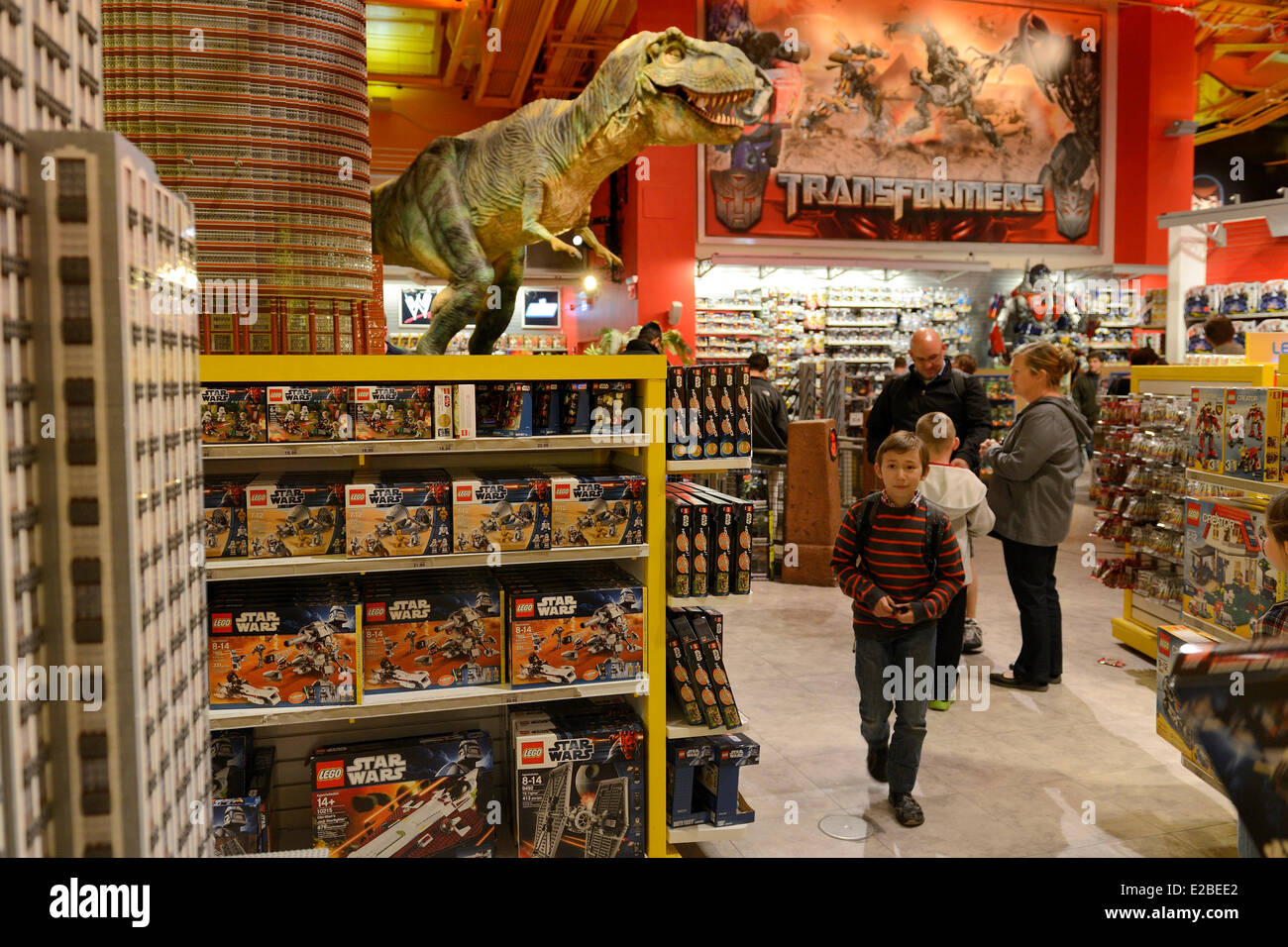 United States, New York, Manhattan, Times Square, magasin de jouets ToysRUs  et son dinosaure Photo Stock - Alamy
