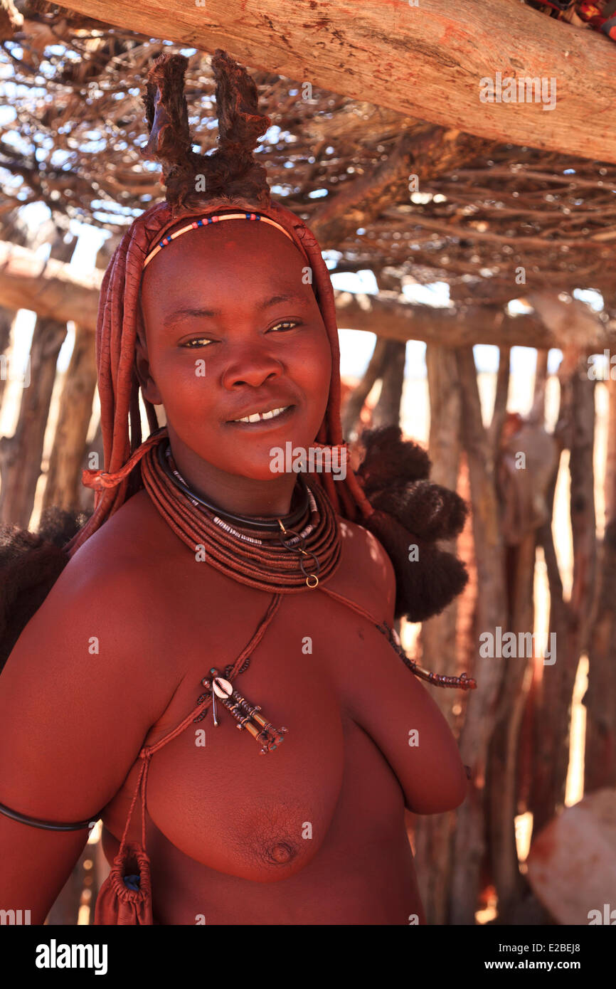 La Namibie, région de Kunene Kaokoland, Kaokoveld, ou femme Himba, ethnie bantoue, corps couvert d'ocre hématite Banque D'Images