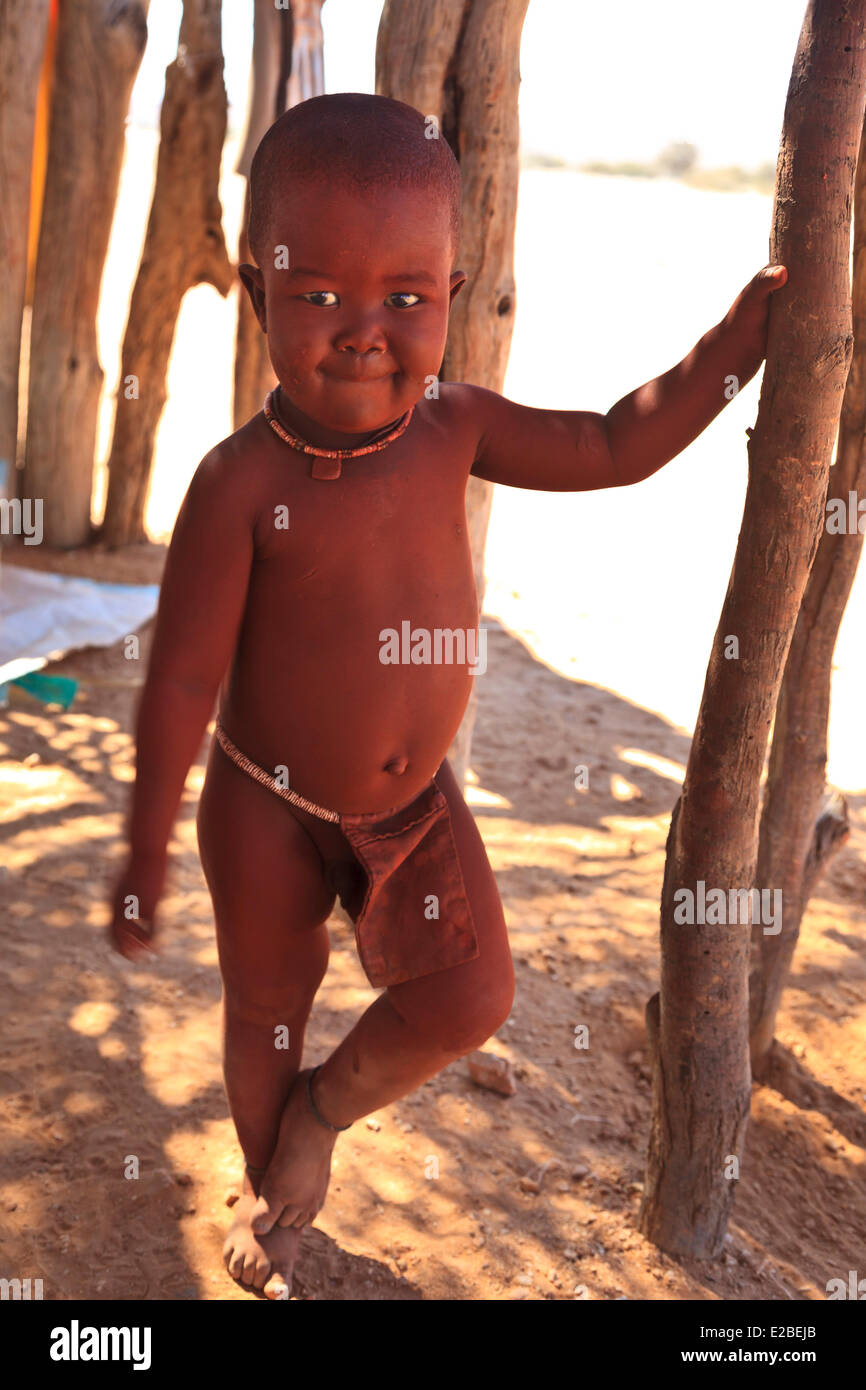 La Namibie, région de Kunene, Kaokoland Himba, Kaokoveld ou bébé, ethnie bantoue, corps couvert d'ocre hématite Banque D'Images