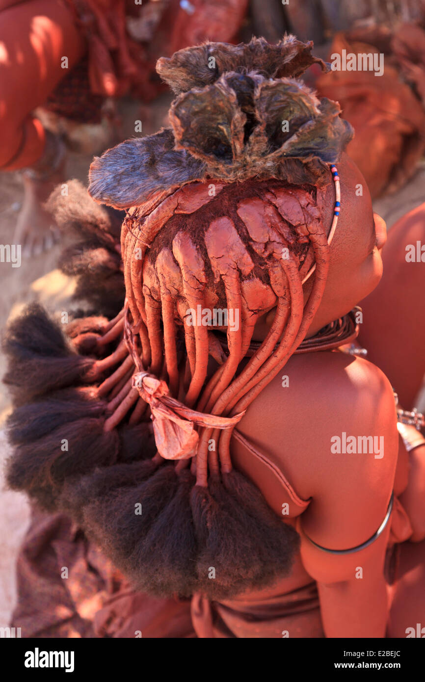 La Namibie, région de Kunene Kaokoland, Kaokoveld, ou femme Himba, ethnie bantoue, corps couvert d'ocre hématite Banque D'Images