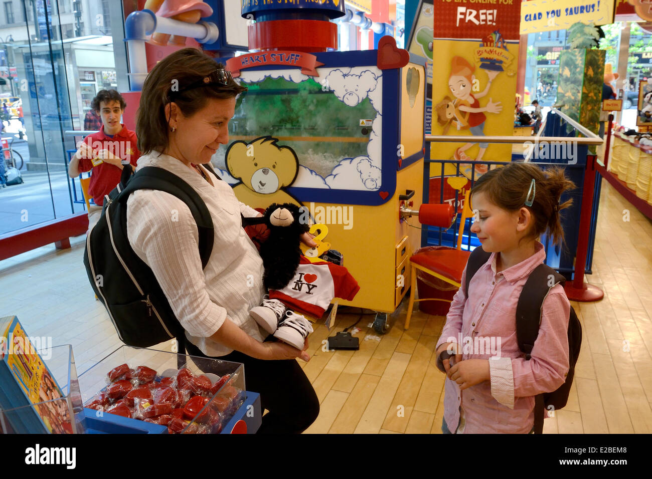 United States, New York, Manhattan, Midtown, 5e Avenue, construire un ours, un magasin de jouets et de l'atelier où les enfants peuvent personnaliser leurs amis en peluche avec certificat de naissance Banque D'Images