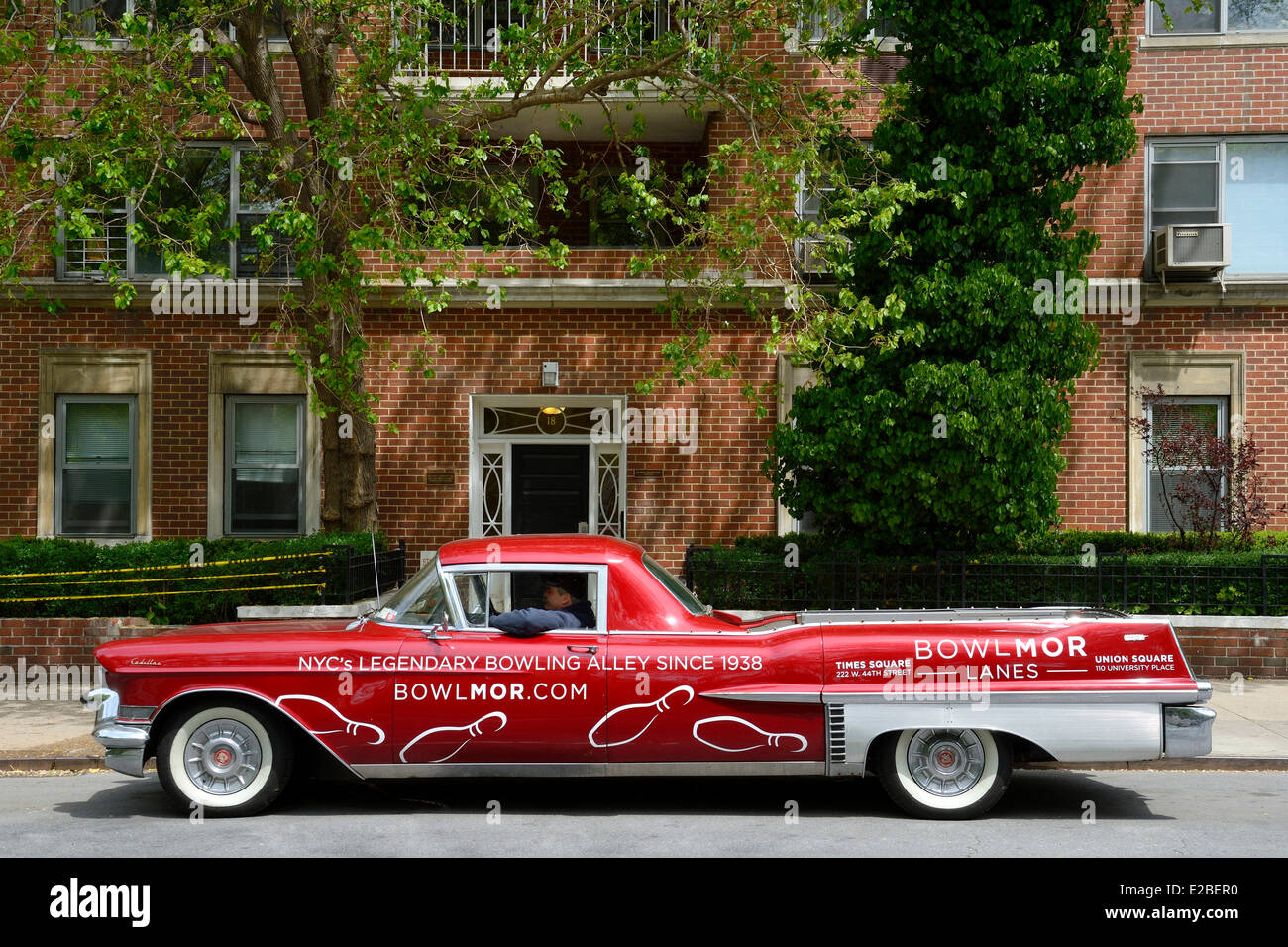 United States, New York, Manhattan, Greenwich Village, Vintage Cadillac sur Washington Square Banque D'Images