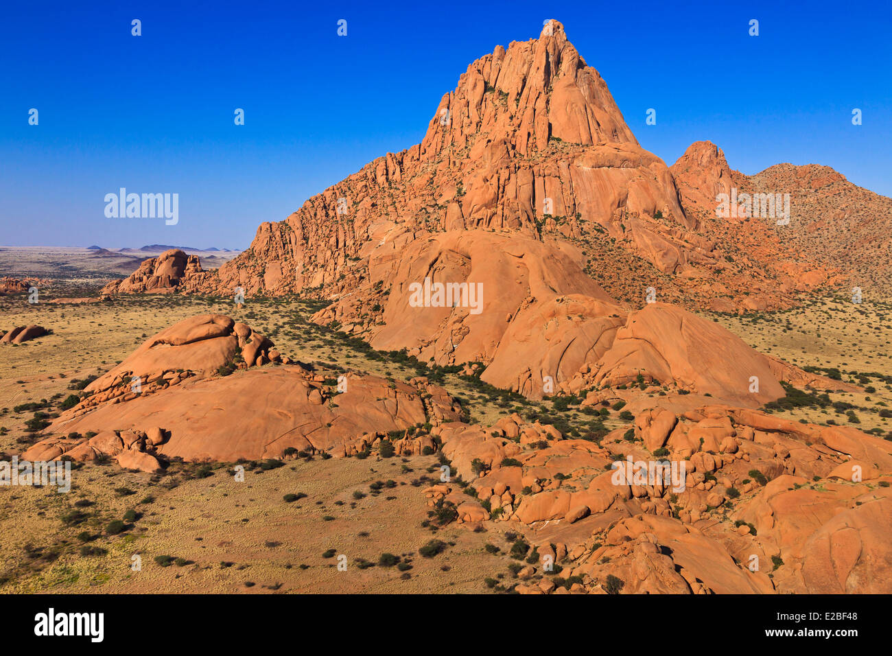 La Namibie, région d'Erongo, Damaraland, le Spitzkoppe ou Spitzkop (1784 m), la montagne de granit dans le désert du Namib (vue aérienne) Banque D'Images