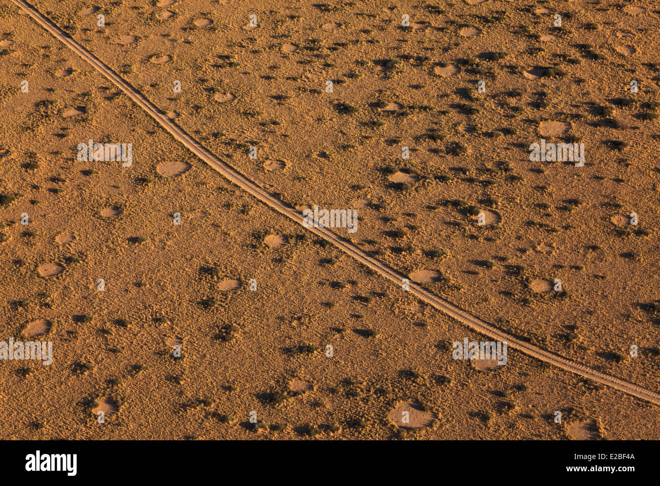 La Namibie, région d'Erongo, Damaraland, massif du Brandberg et vallée de la rivière Ugab fée, tourne autour sans végétation (vue aérienne) Banque D'Images