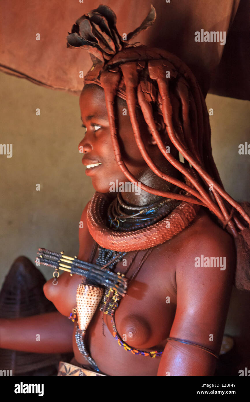 La Namibie, région de Kunene, Kaokoland Himba, Kaokoveld ou femme dans un village, un groupe ethnique bantou, corps couvert d'ocre hématite Banque D'Images