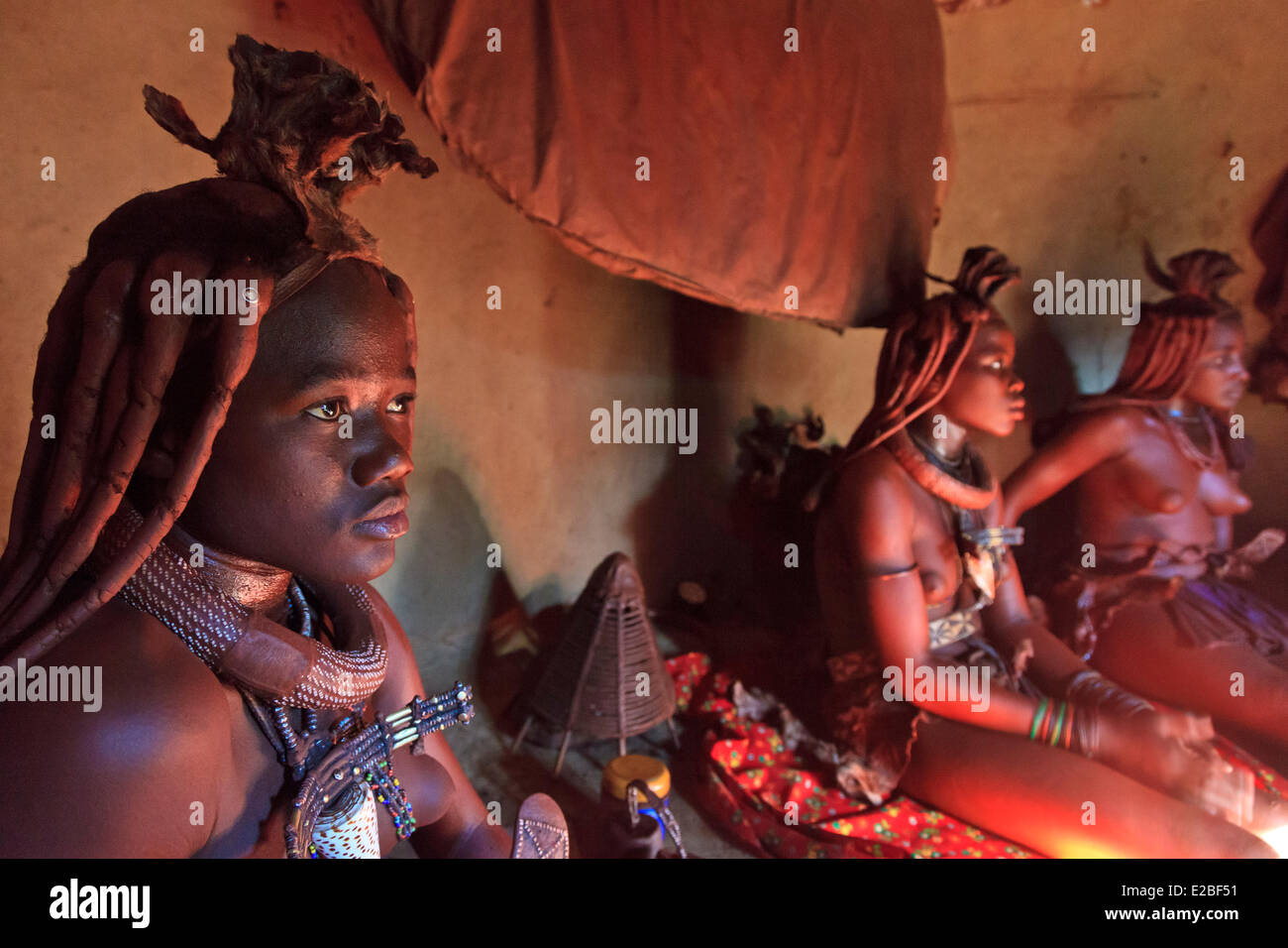 La Namibie, région de Kunene, Kaokoland Himba, Kaokoveld ou femmes dans un village, ethnie bantoue, corps couvert d'ocre hématite Banque D'Images