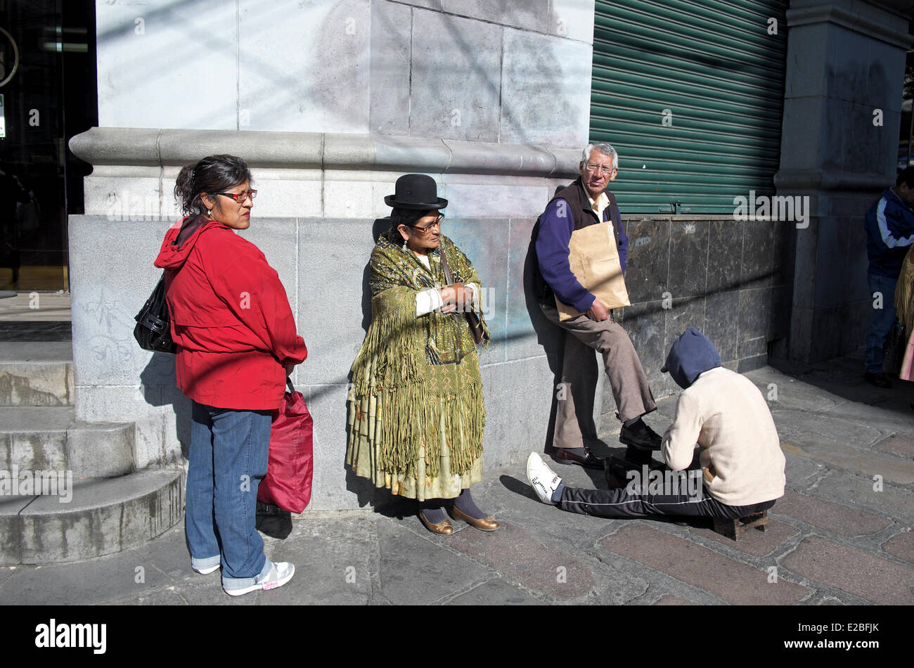 La BOLIVIE, La Paz, La Paz, El Prado, lustrabota, service de cireur, à capuchon pour éviter la stigmatisation sociale Banque D'Images