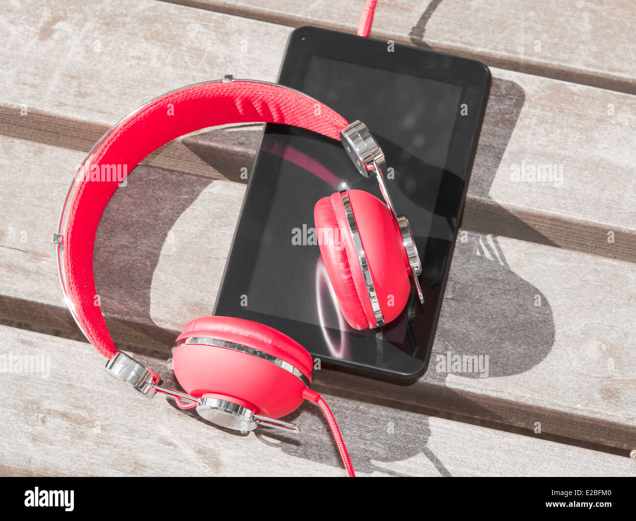 Casque de couleur rouge et tablet PC pour l'enseignement à distance ou d'apprentissage des cours de langue Banque D'Images