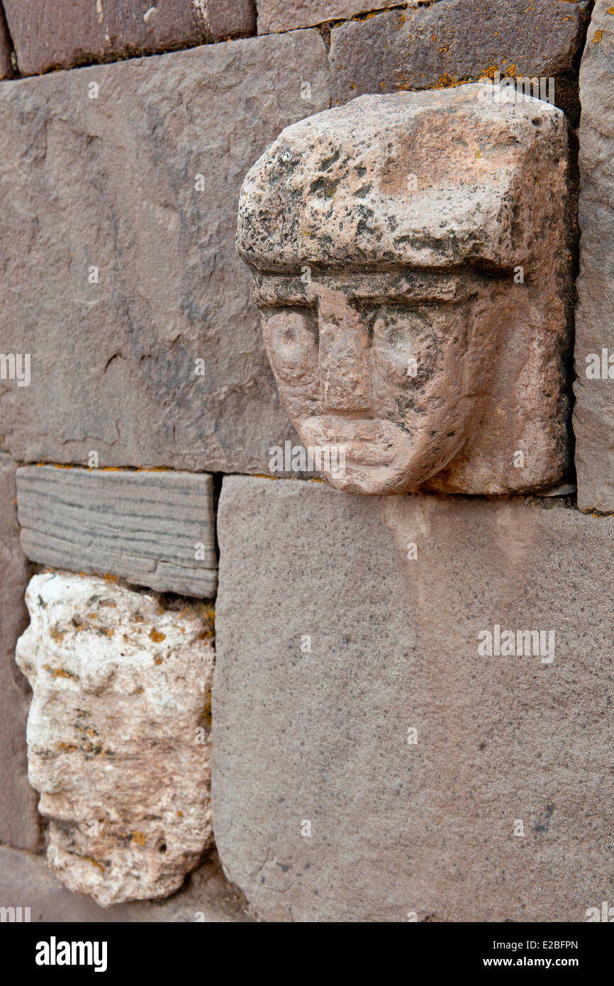 La BOLIVIE, La Paz, Tiwanaku Ministère Pre-Inca site archéologique, classé au Patrimoine Mondial par l'UNESCO, pierres de tête intégré dans l'un des murs de Tiwanaku temple semi-souterraine Banque D'Images