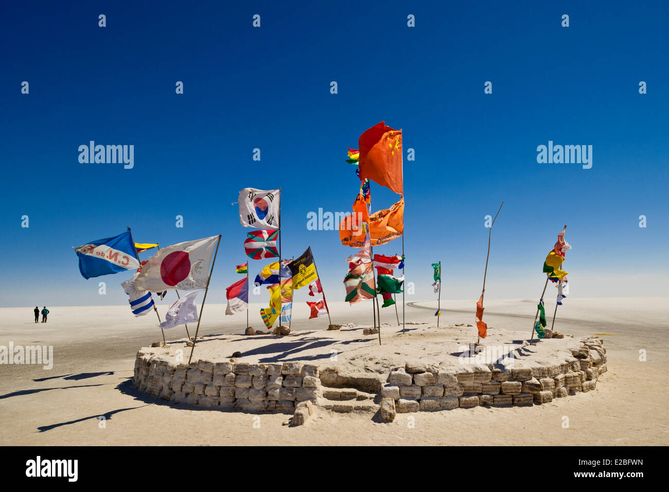 La Bolivie, Potosi, Salar de Uyuni (3653 m), la plus grande réserve de sel au monde, drapeaux Banque D'Images