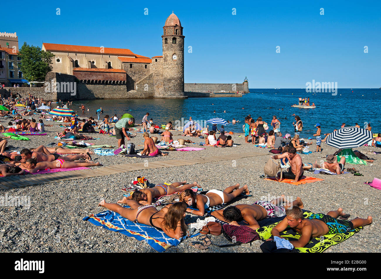 France, Pyrénées Orientales, Collioure, Côte Vermeille, plage Boramar et Notre Dame des Anges (église Notre Dame des Anges) Banque D'Images