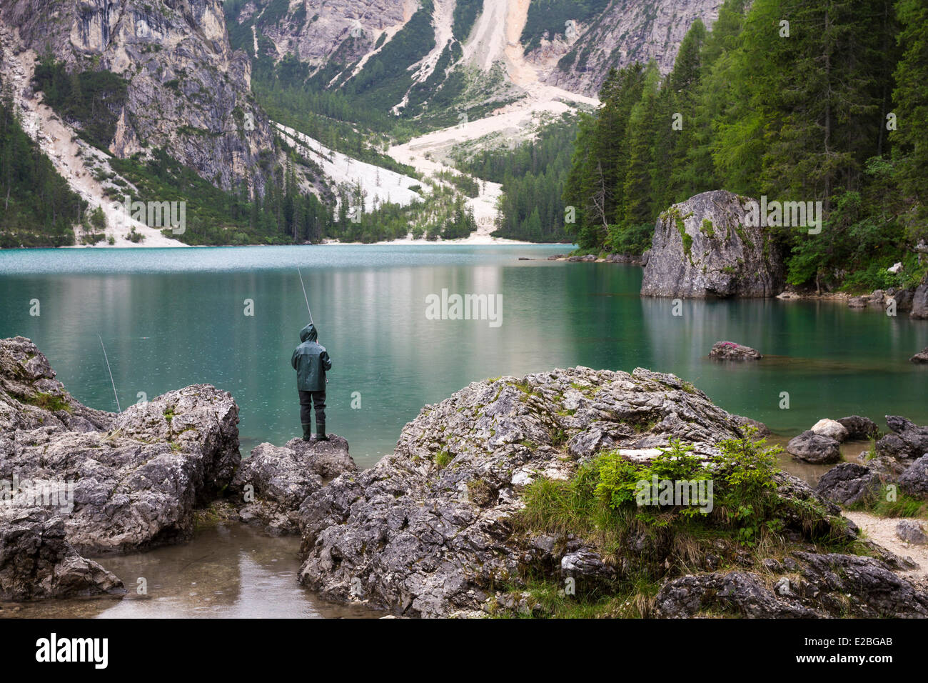L'Italie, Trentin-Haut-Adige, la province de Bolzano, Dolomites, l'UNESCO, le parc naturel Fanes Senes Braies Braies, Lac, pêche dans la pluie Banque D'Images