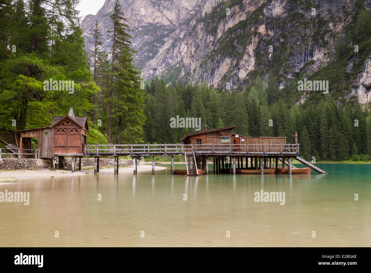 Italie Trentin-Haut-Adige Bolzano province Dolomites UNESCO parc naturel Fanes Senes Braies lake pète la voile sur pilotis Banque D'Images