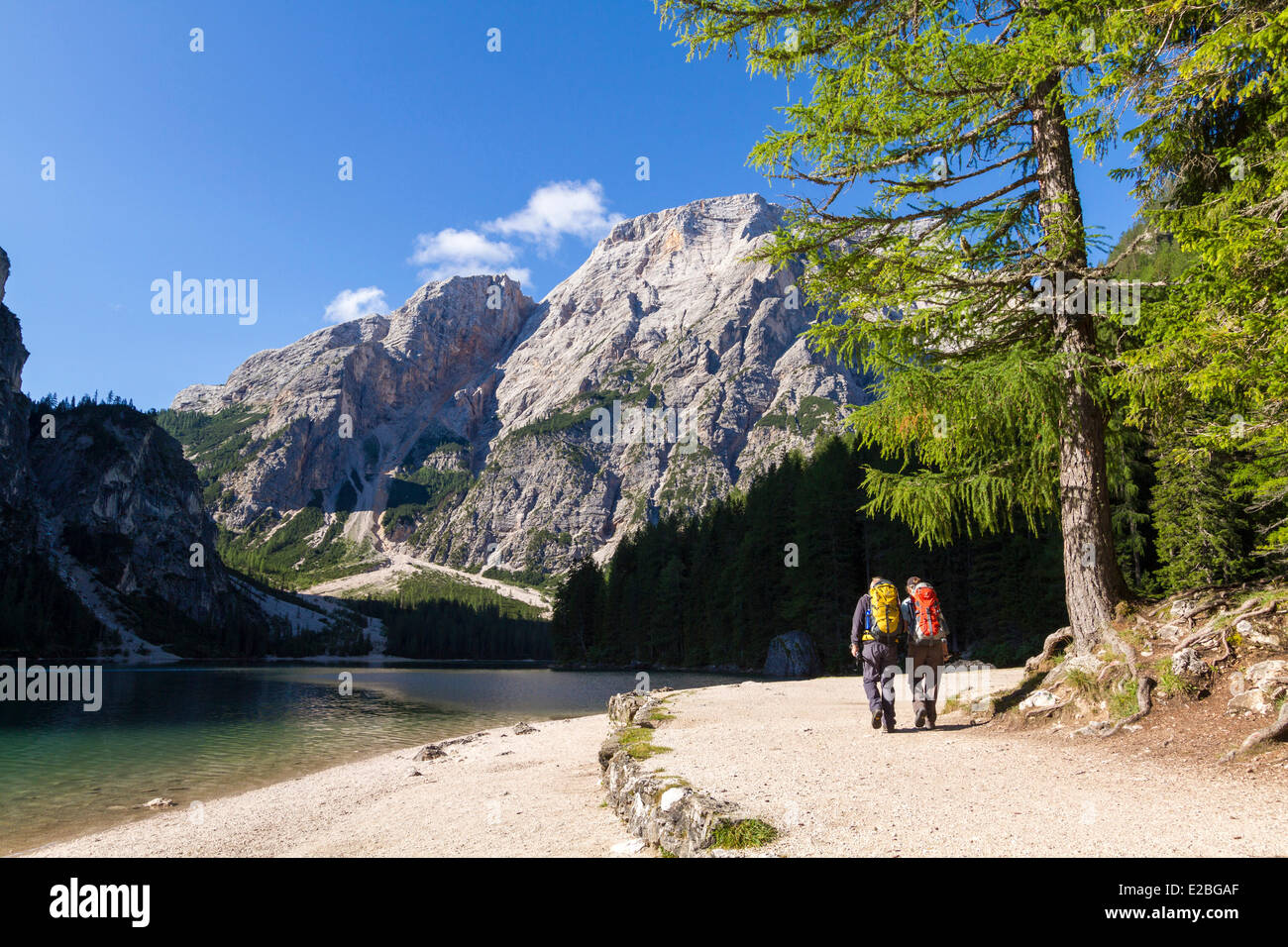 L'Italie, Trentin-Haut-Adige, la province de Bolzano, Dolomites, l'UNESCO, le parc naturel Fanes Senes Braies Braies Lake, couple de randonneurs Banque D'Images