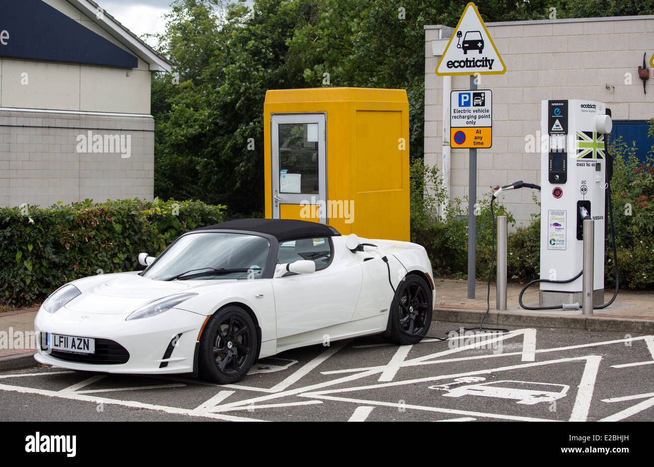 Voiture électrique Tesla Roadster supercar sur charge à Heston Services. batterie véhicule électrique (BEV) Voiture de sport peut faire 0-60 j Banque D'Images