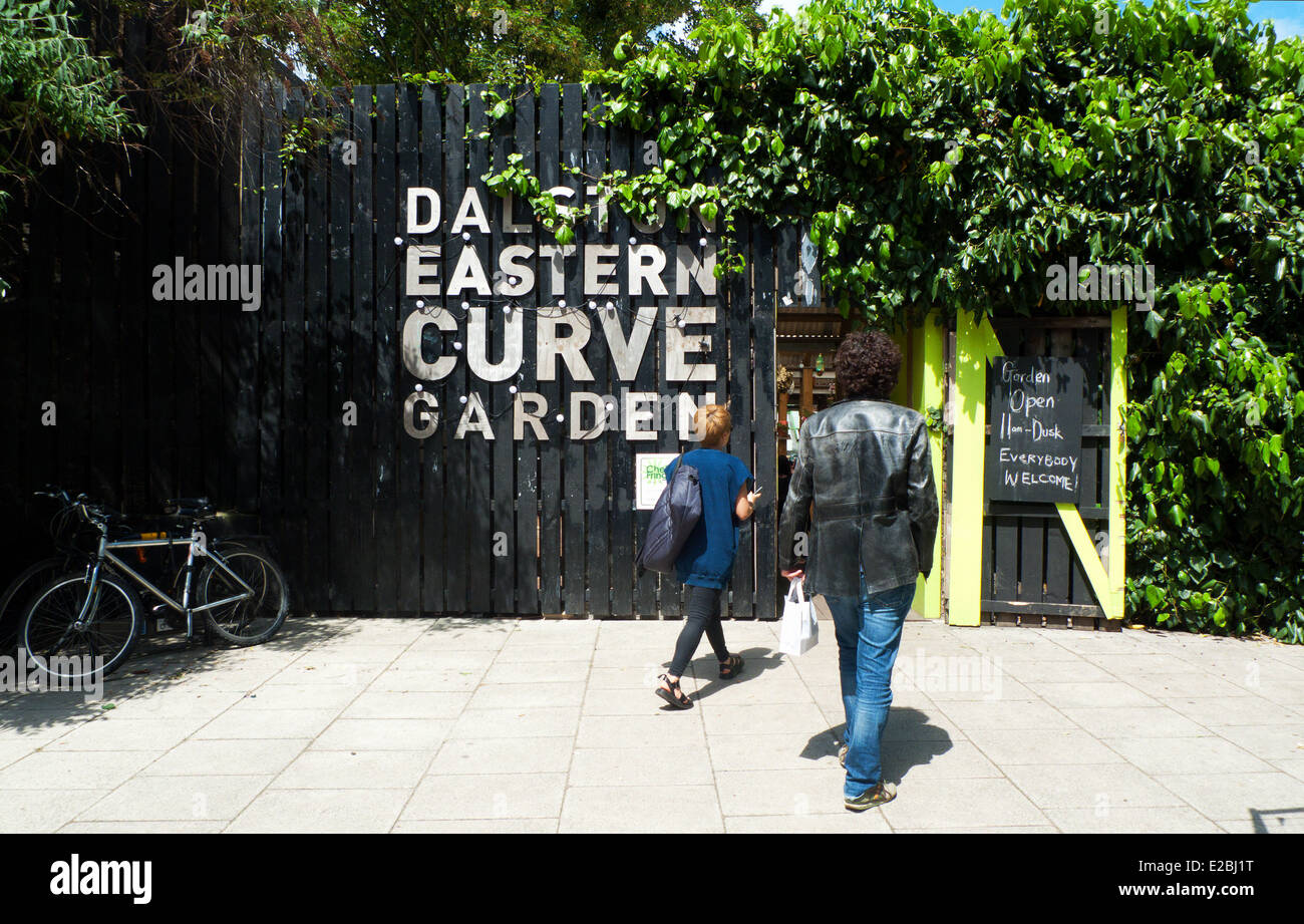 L'entrée et signe pour les jardins urbains communautaires à Dalston Eastern Curve Garden à East London E8 UK KATHY DEWITT Banque D'Images