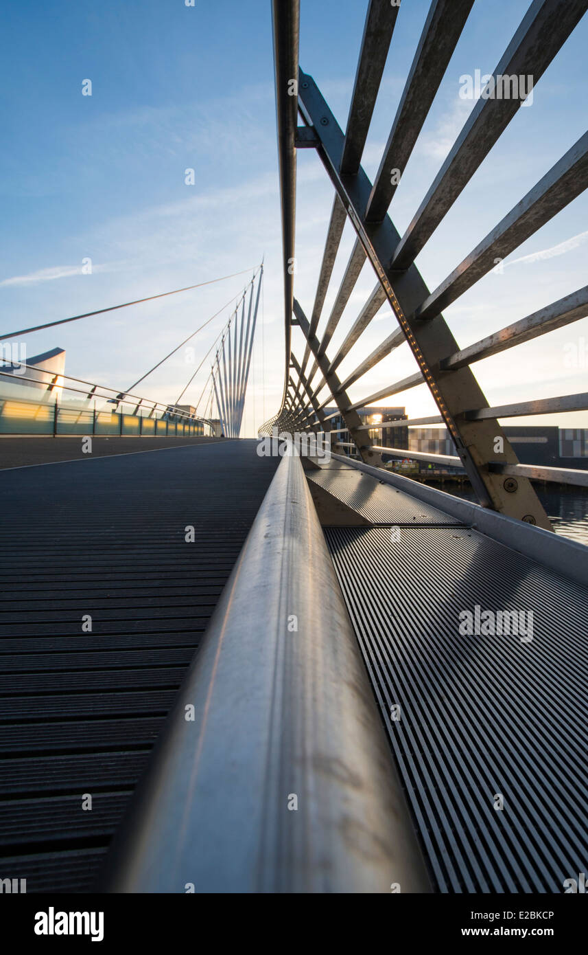 Suspension Bridge à Salford Quays, Manchester England UK Banque D'Images