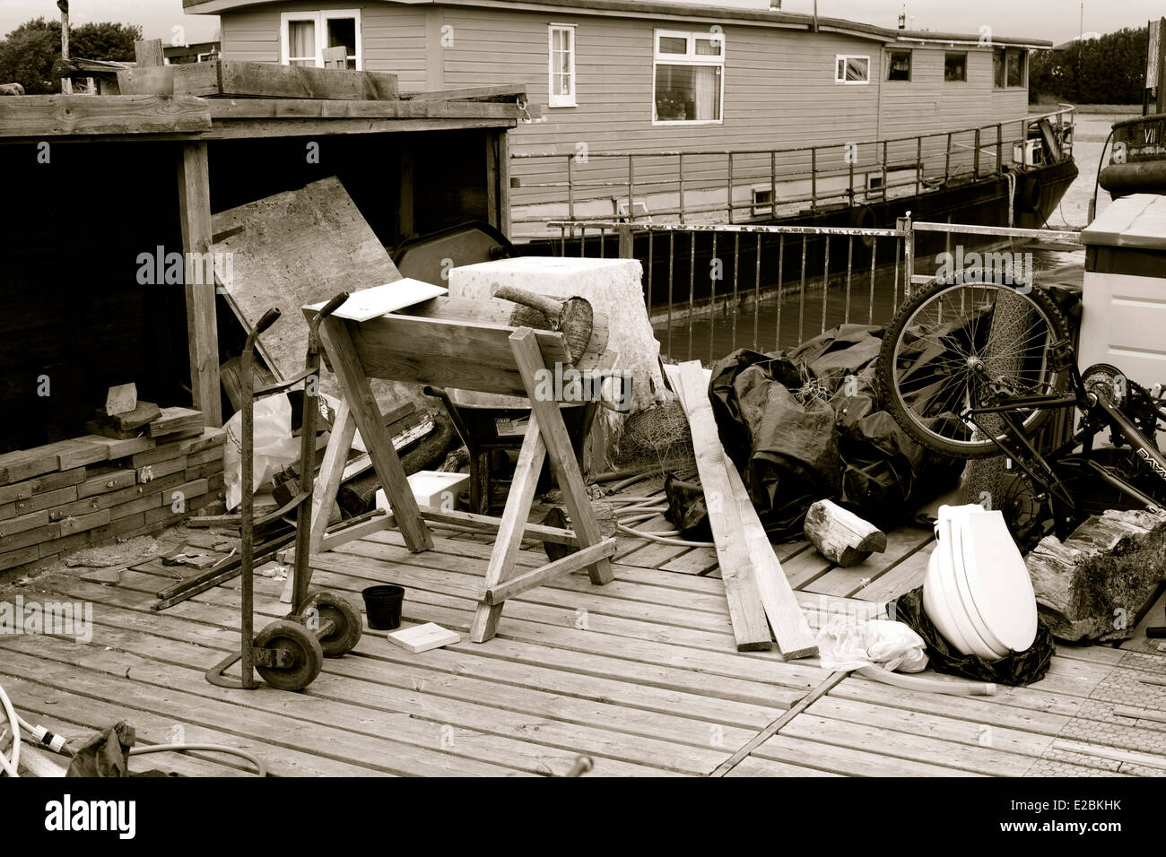 Junk sur une péniche, Noir & Blanc Banque D'Images