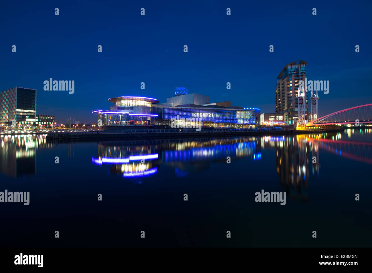 Blue Hour réflexions à Salford Quays, Manchester England UK Banque D'Images