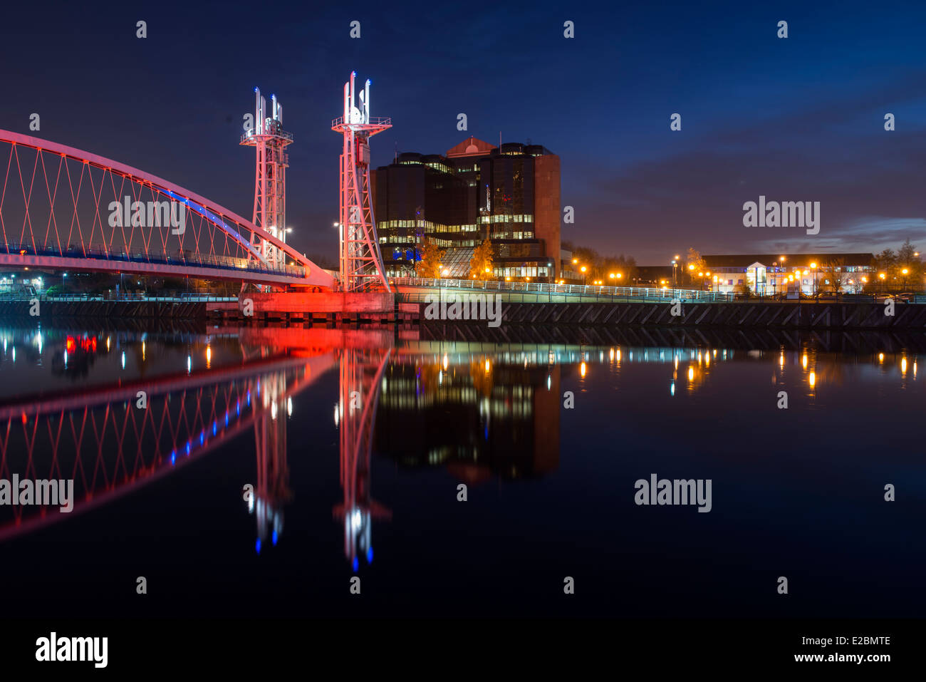 Blue Hour réflexions à Salford Quays, Manchester England UK Banque D'Images
