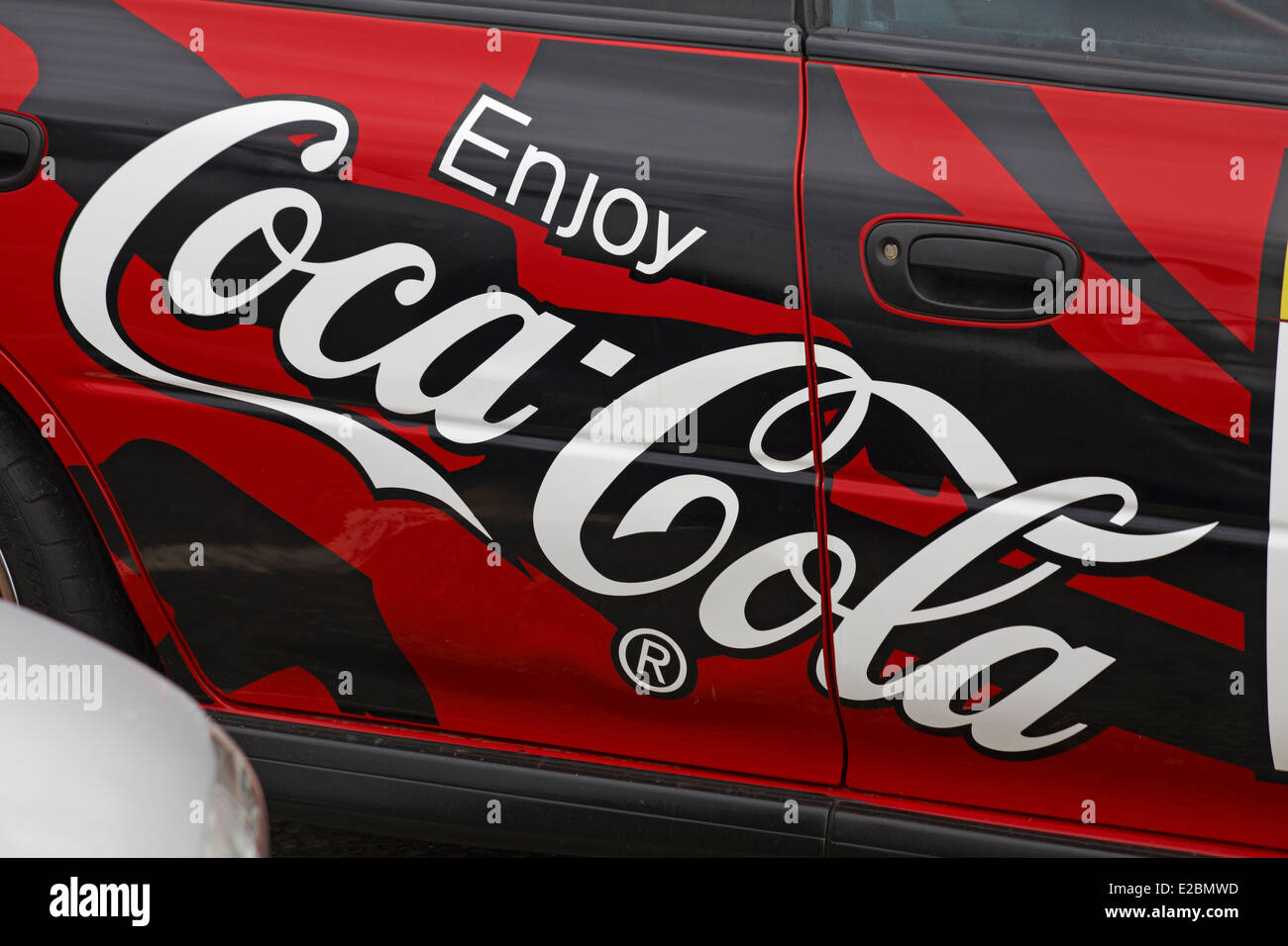 Profitez de l'oeuvre de Coca-Cola sur le côté de la voiture Banque D'Images