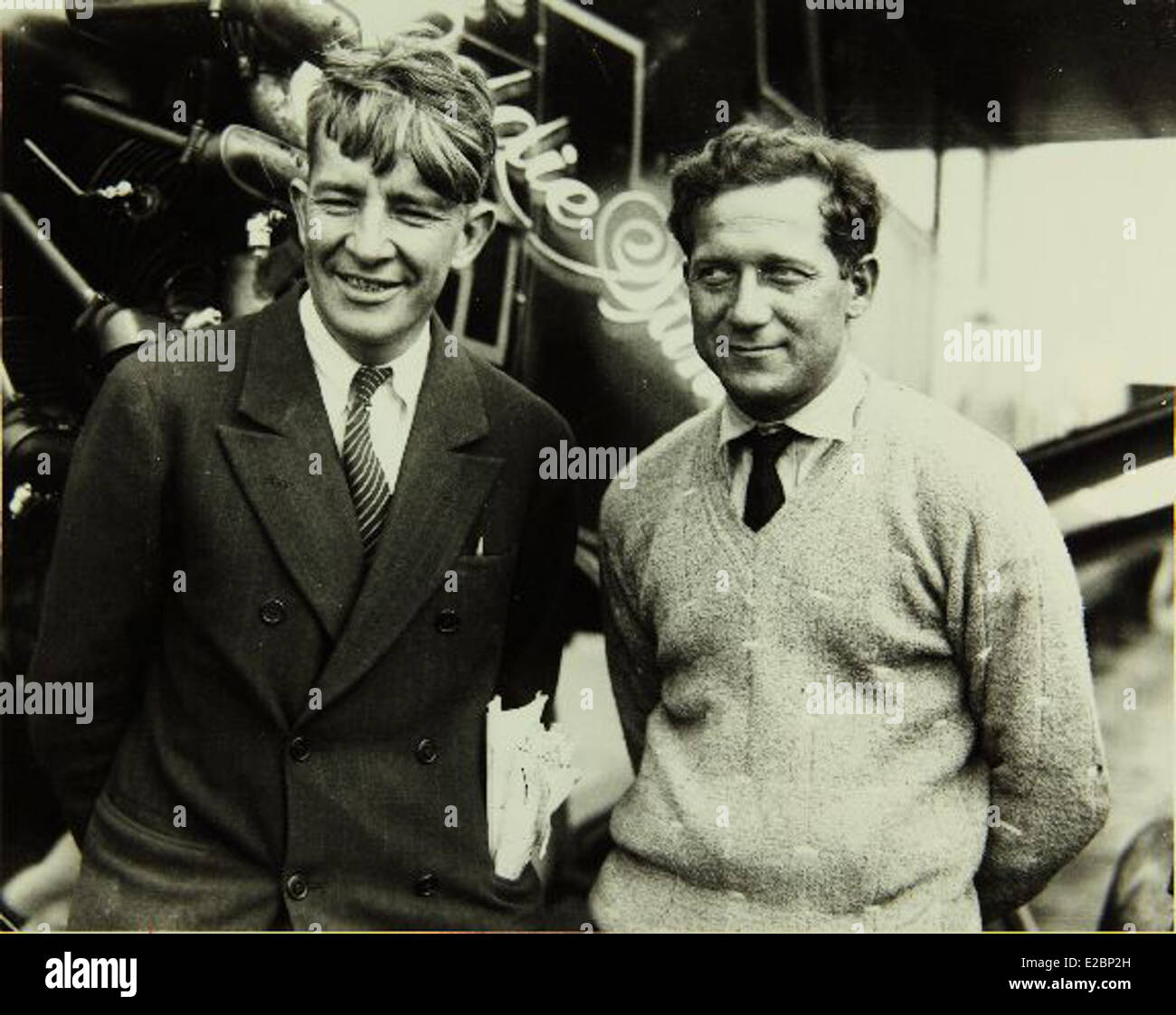 Cette photographie du San Diego Air and Space Museum présente Eddie Stinson, une figure importante de l'aviation américaine. Stinson fonde la Stinson Aircraft Company et est connu pour produire des avions légers, y compris le Stinson Detroiter. Ses contributions ont été vitales dans le développement de l'aviation civile au début du XXe siècle. Banque D'Images