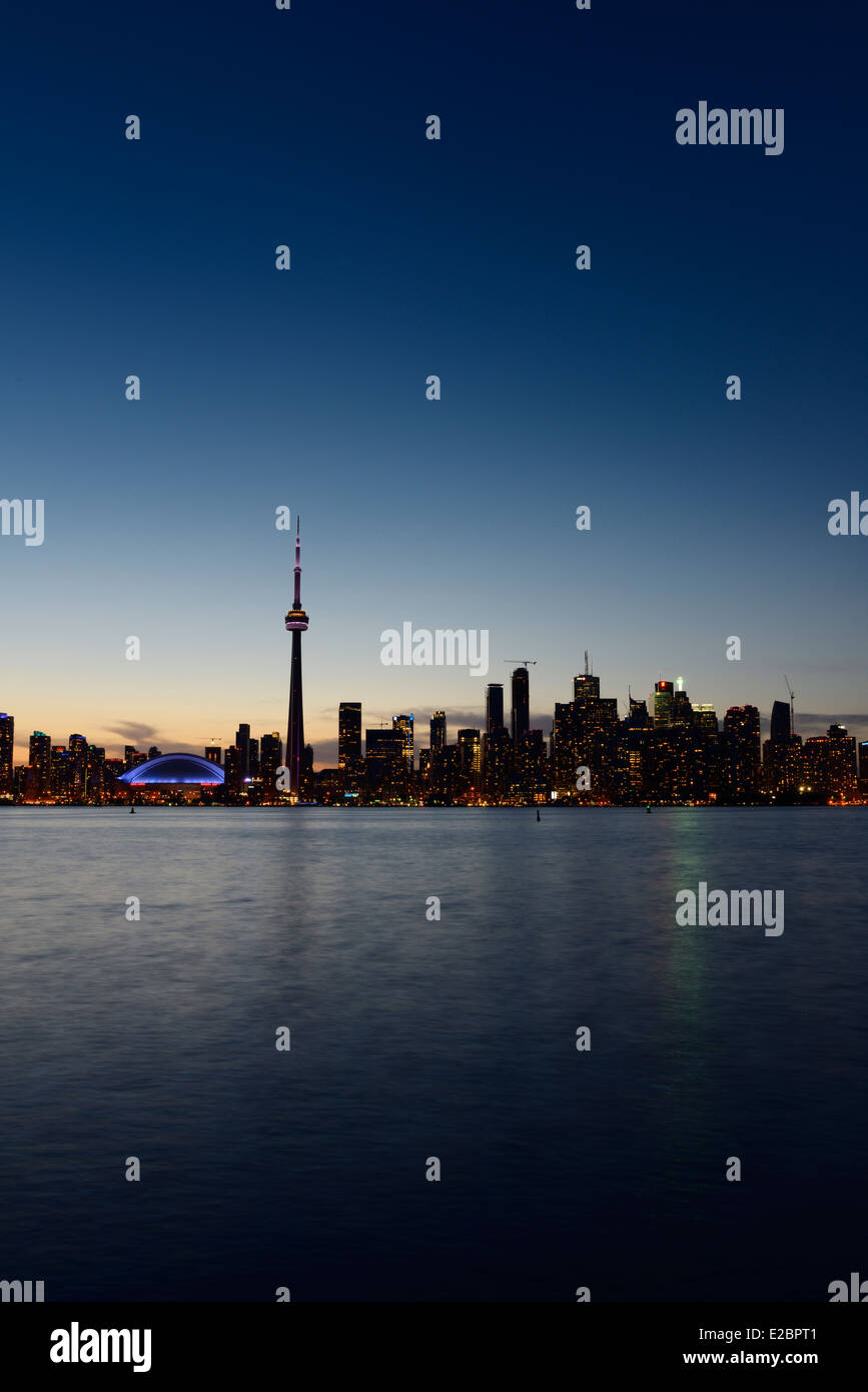 Toronto city skyline at Dusk par une nuit claire avec ciel bleu au-dessus du lac Ontario Banque D'Images