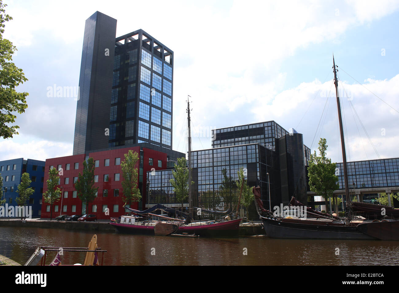 77m de haut Avero-tour à Willemskade, Zuiderstadsgracht (sud du canal) à Leeuwarden, Frise, Pays-Bas Banque D'Images