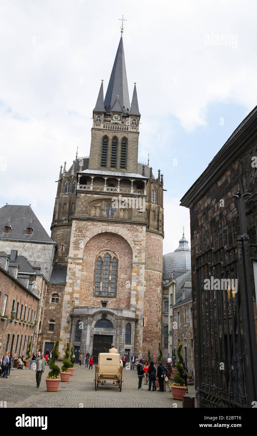 Aix-LA-CHAPELLE, ALLEMAGNE - le 8 mai 2010 : tour principale de la Cathédrale de Aix-la-Chapelle, Allemagne, l'une des plus célèbres églises d'Allemagne. Banque D'Images