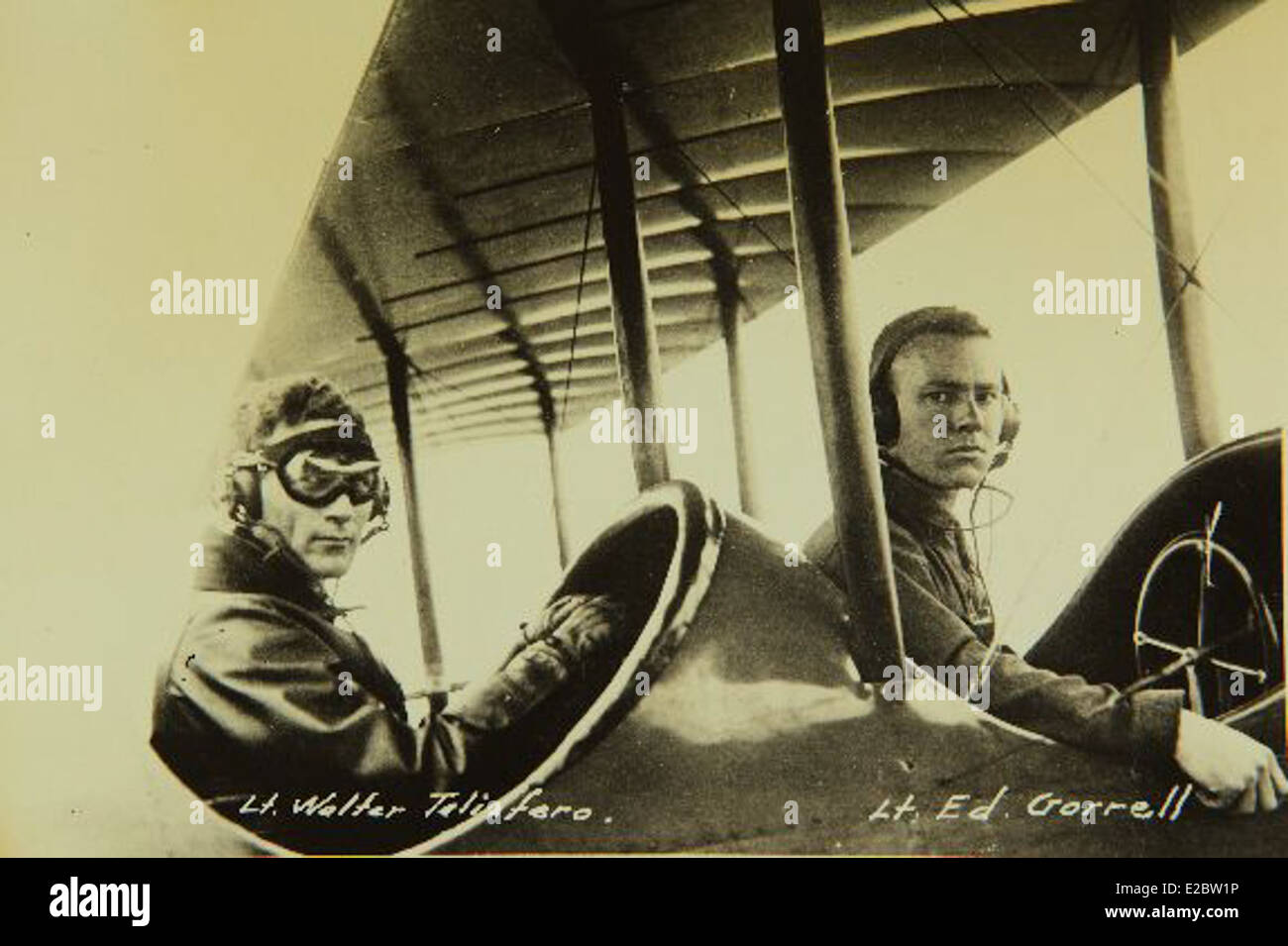 Cette photographie SDASM montre Lt. Walter Taliaferro et Edgar S. Gorrell, pionniers de l'aviation connus pour leur contribution à l'histoire du vol et de l'aviation. Leur travail dans les premières opérations aériennes a contribué à façonner l'aviation américaine au début du XXe siècle. Banque D'Images
