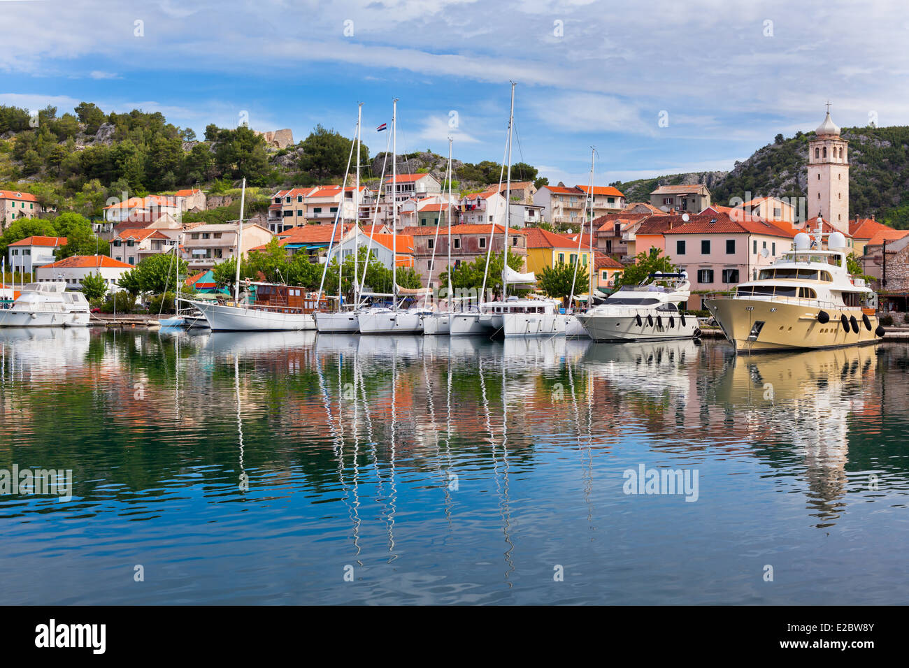 Skradin est une petite ville historique et le port sur la côte Adriatique et la rivière Krka en Croatie Banque D'Images